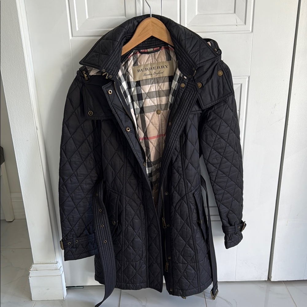 Burberry Women’s Quilted Hooded Jacket - Black (XS)